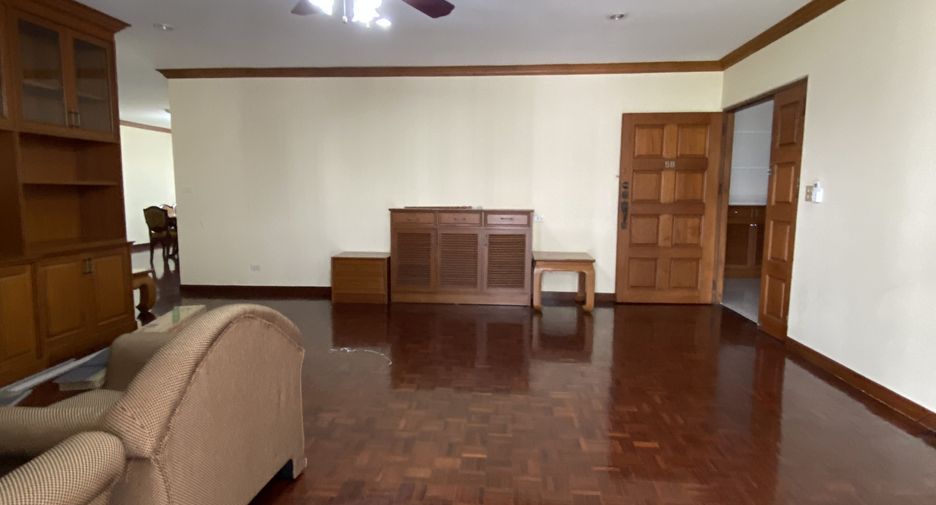 For rent 3 bedrooms apartment in Watthana, Bangkok