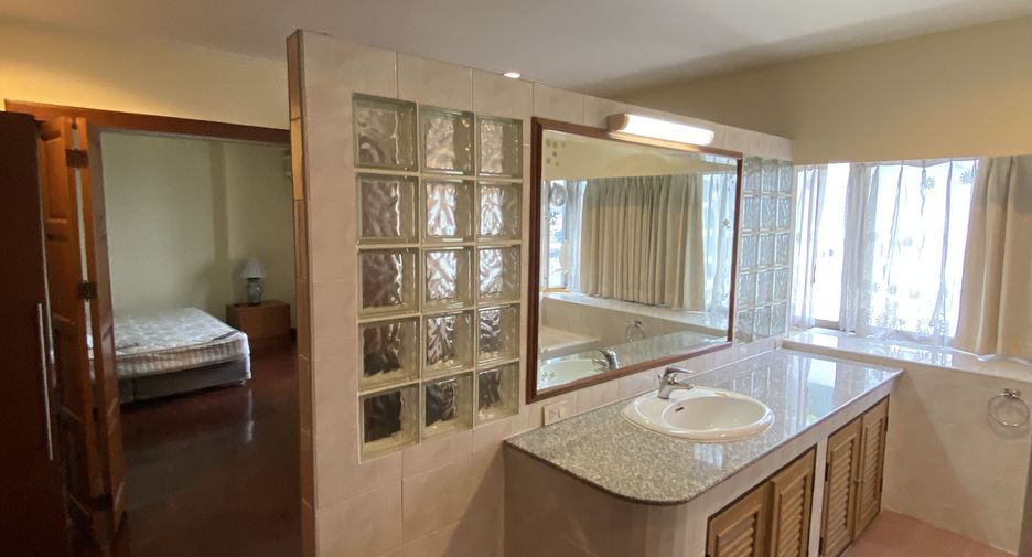 For rent 3 bedrooms apartment in Watthana, Bangkok