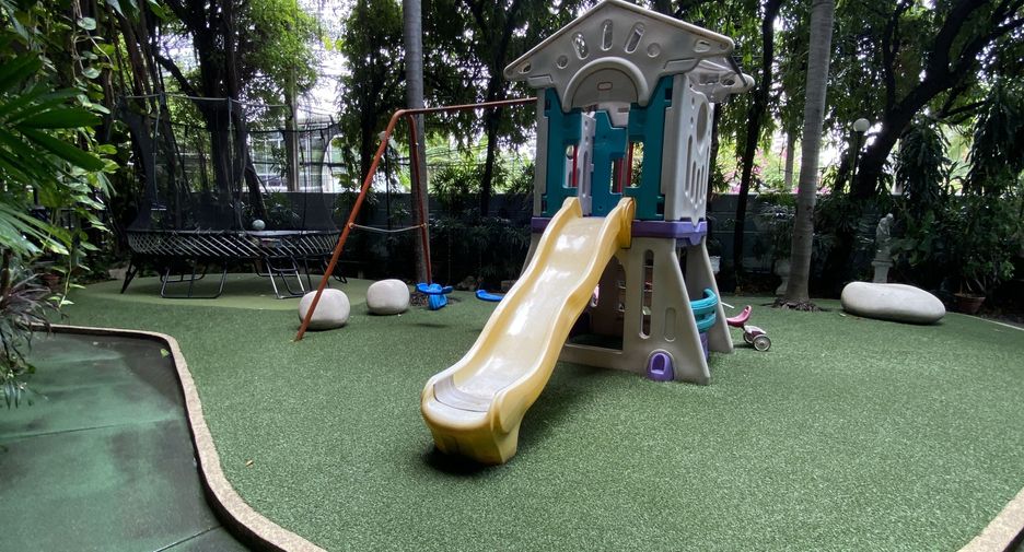 For rent 3 bedrooms apartment in Watthana, Bangkok