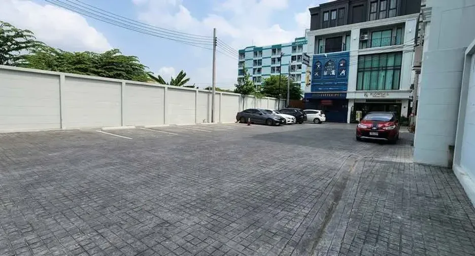 For rent 4 bedrooms retail Space in Suan Luang, Bangkok