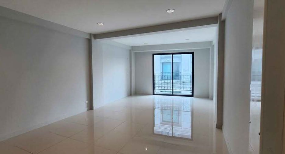 For rent 4 bedrooms retail Space in Suan Luang, Bangkok