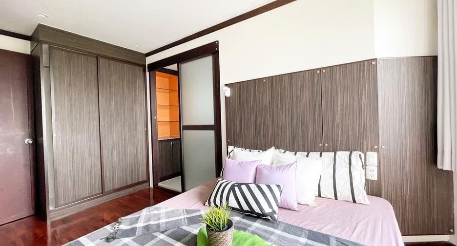 For rent 3 bedrooms apartment in Watthana, Bangkok
