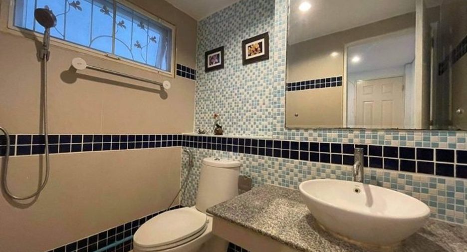 For sale 3 bedrooms townhouse in Wang Thonglang, Bangkok