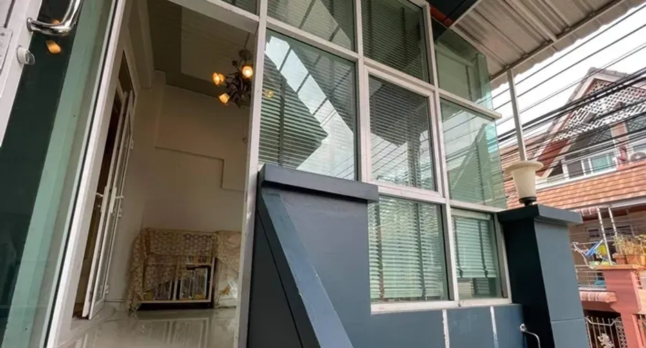 For sale 3 bedrooms townhouse in Wang Thonglang, Bangkok