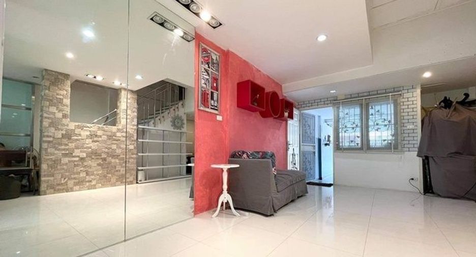 For sale 3 bedrooms townhouse in Wang Thonglang, Bangkok