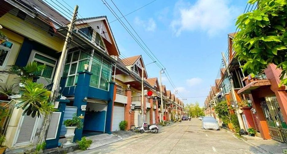 For sale 3 bedrooms townhouse in Wang Thonglang, Bangkok