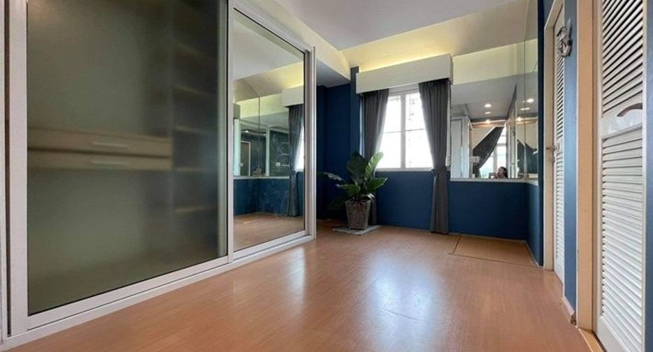 For sale 3 bedrooms townhouse in Wang Thonglang, Bangkok