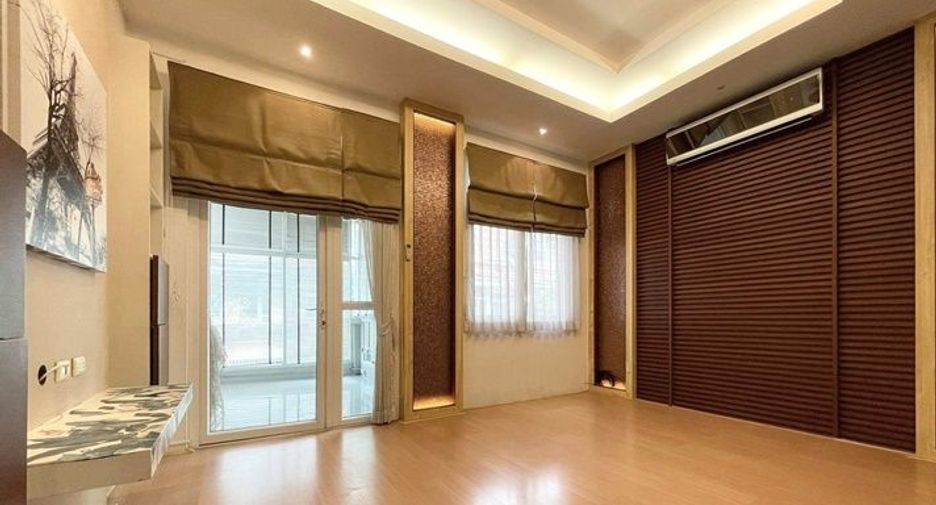 For sale 3 bedrooms townhouse in Wang Thonglang, Bangkok