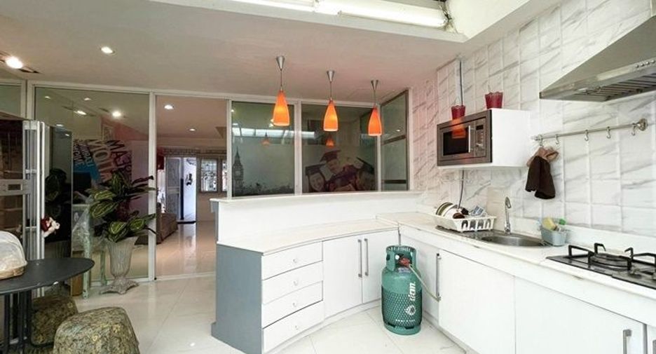 For sale 3 bedrooms townhouse in Wang Thonglang, Bangkok