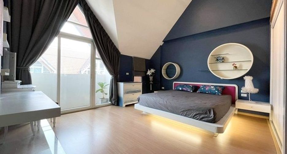 For sale 3 bedrooms townhouse in Wang Thonglang, Bangkok