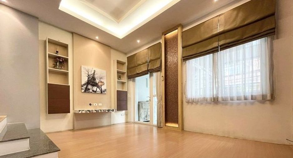 For sale 3 bedrooms townhouse in Wang Thonglang, Bangkok