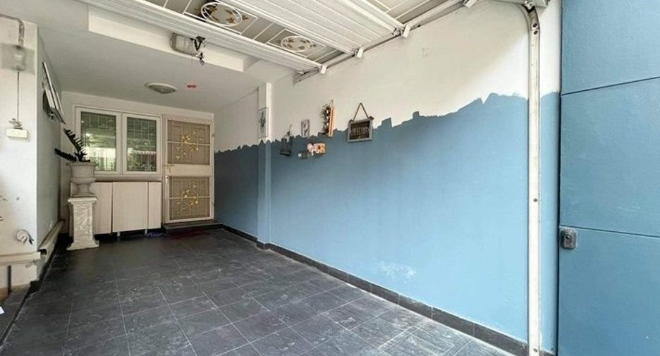 For sale 3 bedrooms townhouse in Wang Thonglang, Bangkok