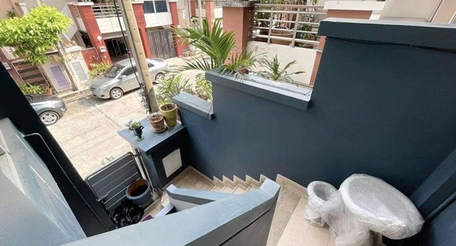 For sale 3 bedrooms townhouse in Wang Thonglang, Bangkok