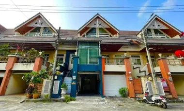 Casa adosada en venta de 3 habitaciones en Wang Thonglang, Bangkok