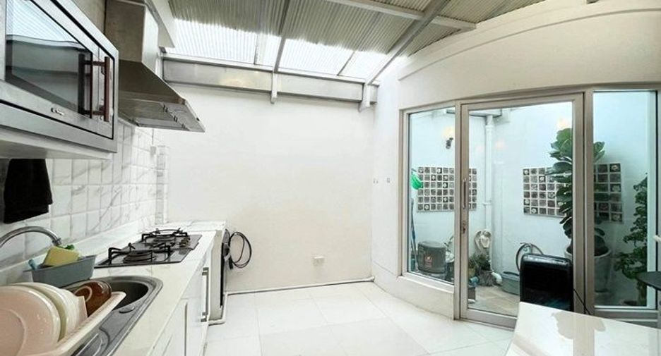 For sale 3 bedrooms townhouse in Wang Thonglang, Bangkok