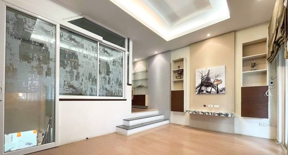 For sale 3 bedrooms townhouse in Wang Thonglang, Bangkok