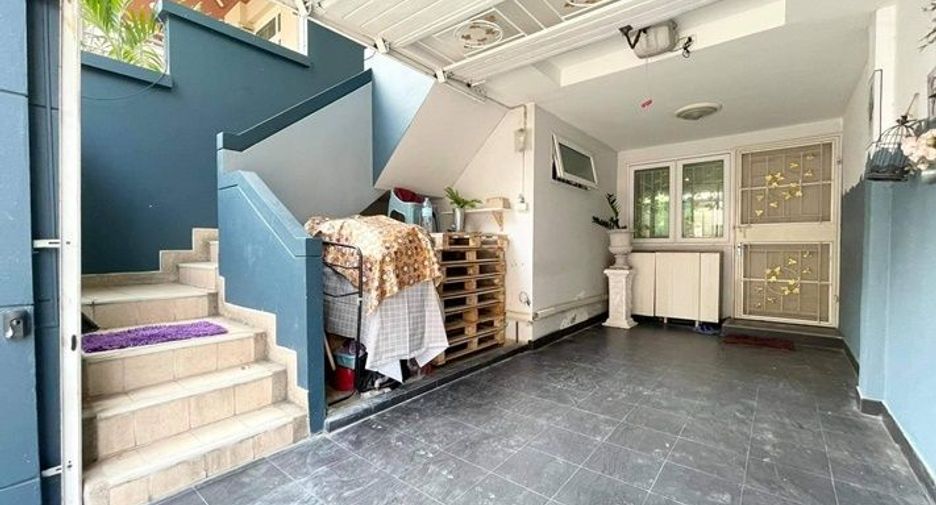 For sale 3 bedrooms townhouse in Wang Thonglang, Bangkok