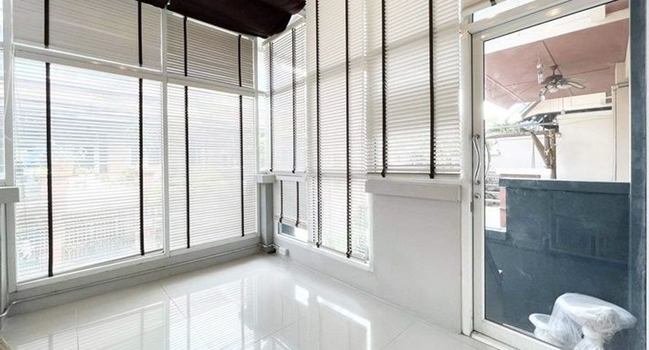 For sale 3 bedrooms townhouse in Wang Thonglang, Bangkok