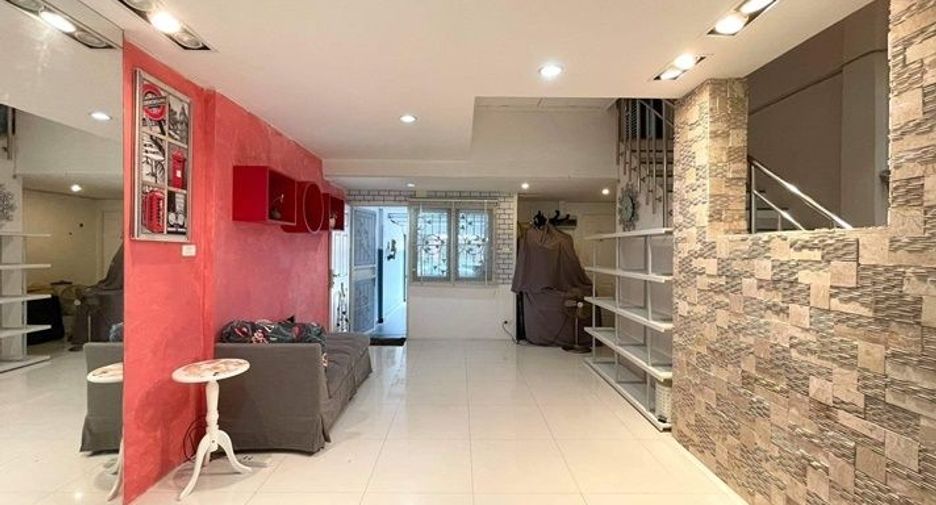For sale 3 bedrooms townhouse in Wang Thonglang, Bangkok