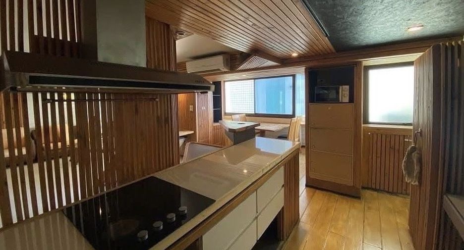 For rent 3 bedrooms condo in Phra Khanong, Bangkok