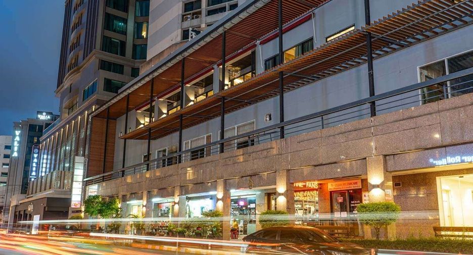For sale 3 bedrooms condo in Khlong Toei, Bangkok