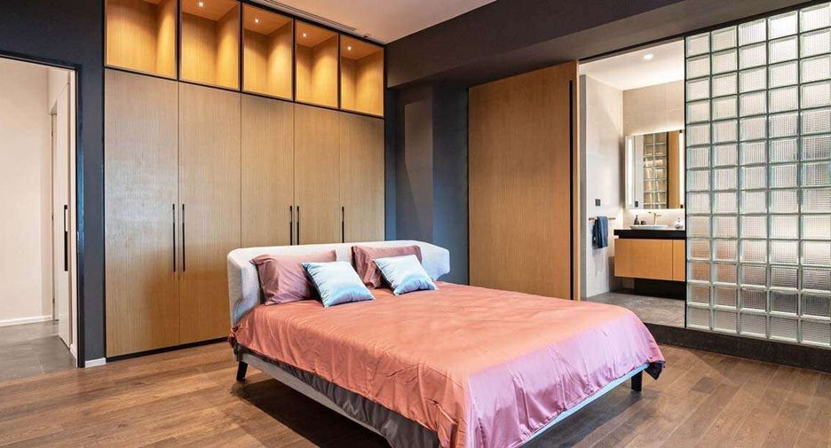 For sale 3 bedrooms condo in Khlong Toei, Bangkok