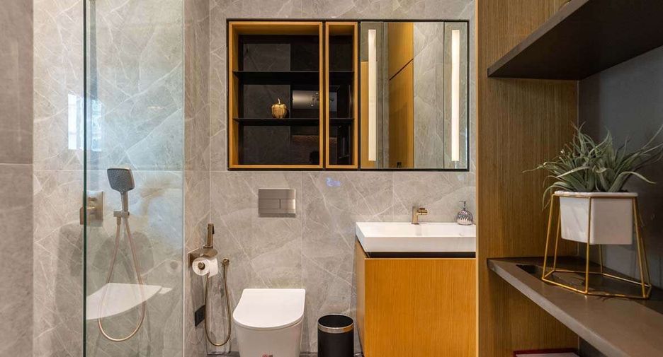 For sale 3 bedrooms condo in Khlong Toei, Bangkok