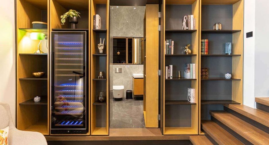 For sale 3 bedrooms condo in Khlong Toei, Bangkok