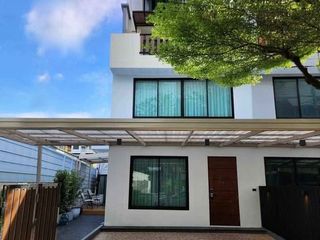 Reihenhaus zur Miete mit 5 Zimmer in Suan Luang, Bangkok