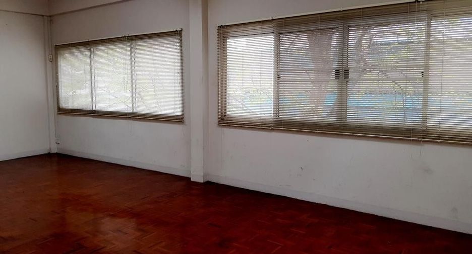 For sale 7 bedrooms retail Space in Wang Thonglang, Bangkok