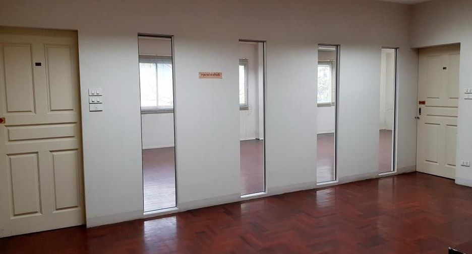 For sale 7 bedrooms retail Space in Wang Thonglang, Bangkok