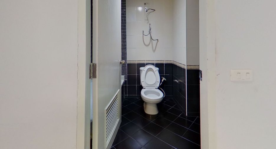 For rent studio condo in Khlong Toei, Bangkok