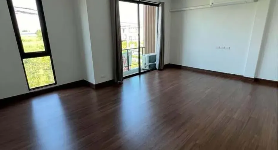 Local comercial en alquiler de 3 habitaciones en Bang Phli, Samut Prakan