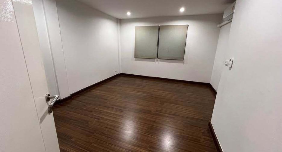 Gewerbefläche zur Miete mit 3 Zimmer in Bang Phli, Samut Prakan