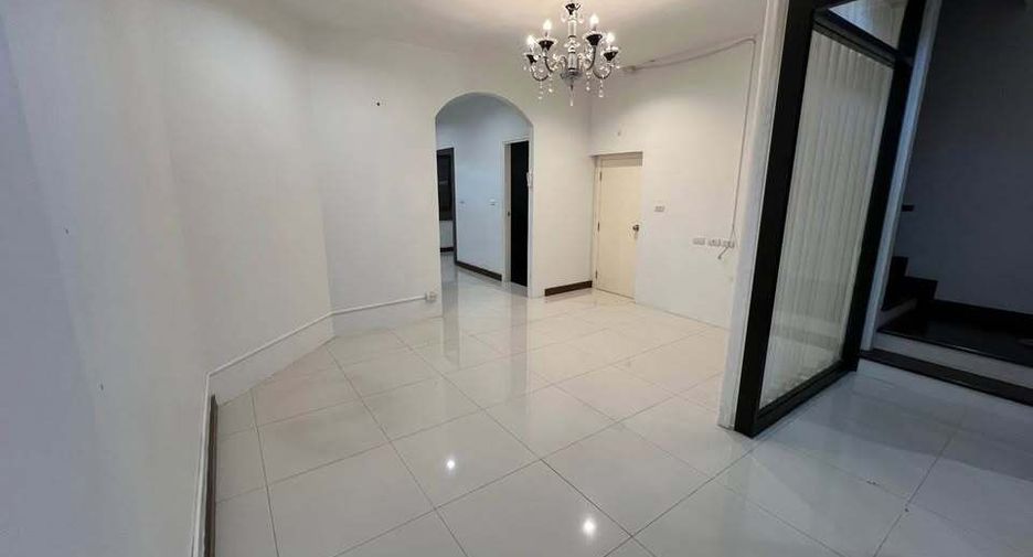 For rent 3 bedrooms retail Space in Bang Phli, Samut Prakan