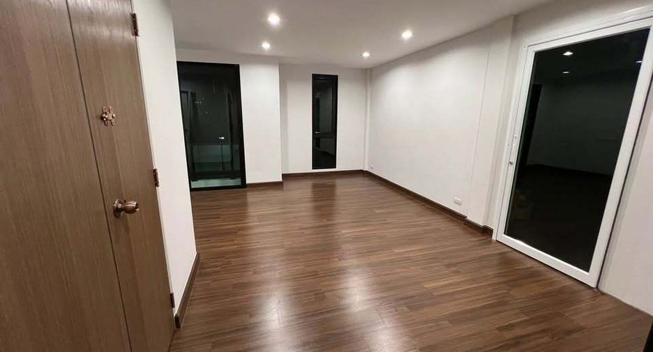 Gewerbefläche zur Miete mit 3 Zimmer in Bang Phli, Samut Prakan
