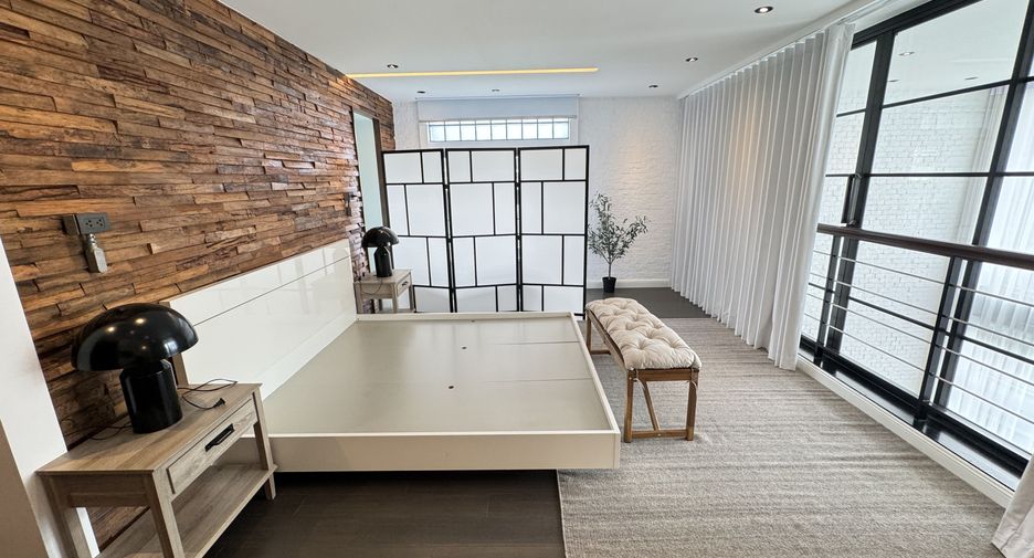 For rent 5 bedrooms condo in Watthana, Bangkok