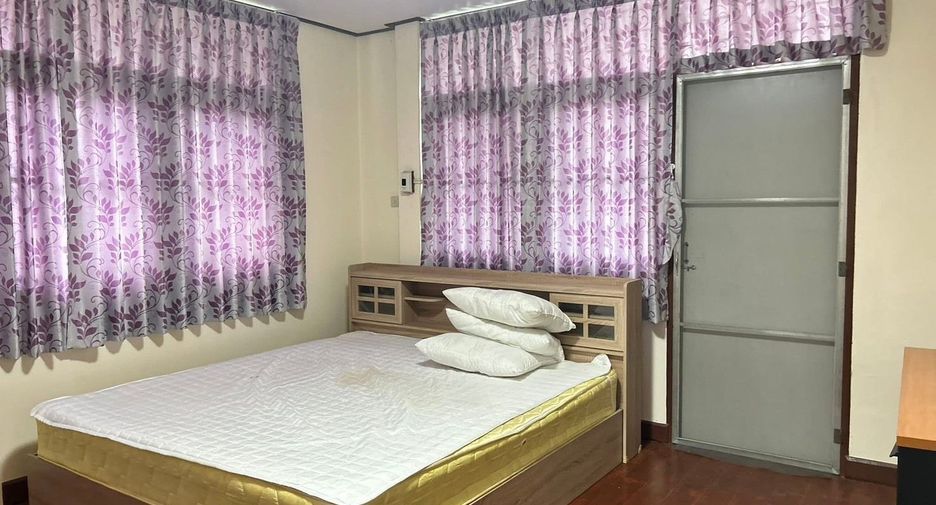 For rent 3 bedrooms house in Watthana, Bangkok