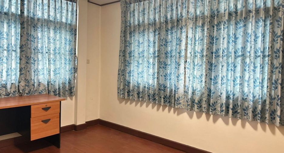 For rent 3 bedrooms house in Watthana, Bangkok