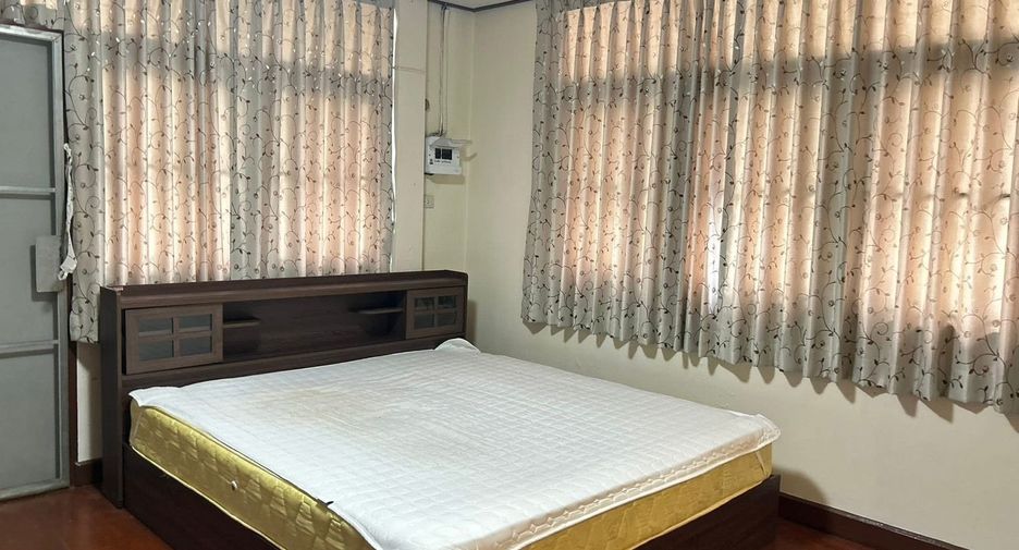For rent 3 bedrooms house in Watthana, Bangkok