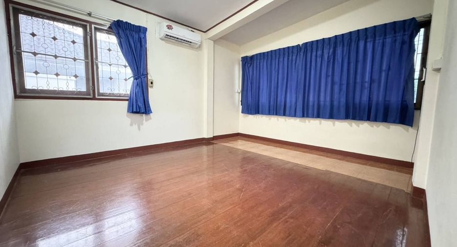 For rent 4 bedrooms house in Wang Thonglang, Bangkok
