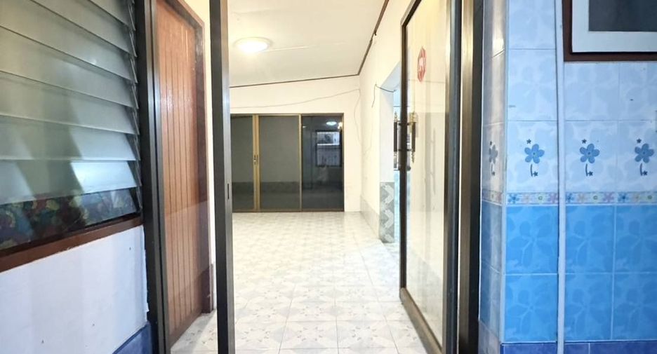 For rent 4 bedrooms house in Wang Thonglang, Bangkok