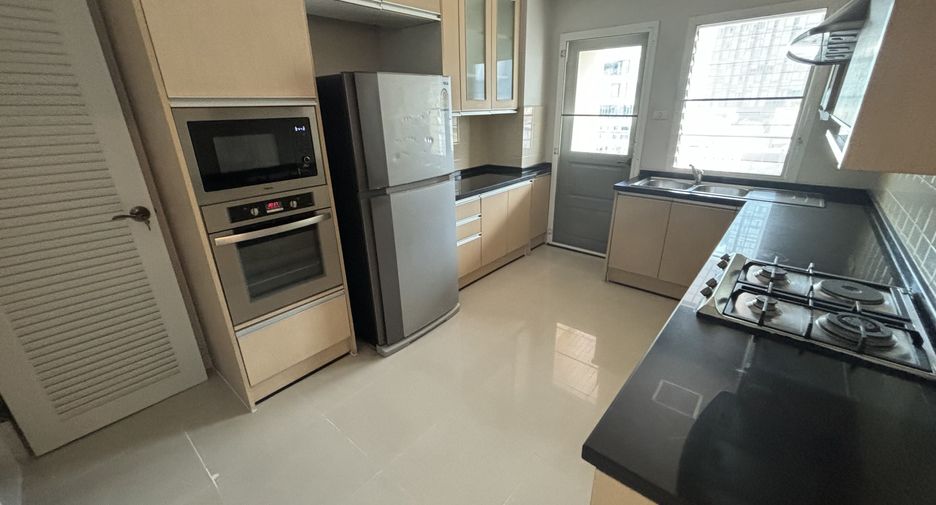 For rent 3 bedrooms condo in Watthana, Bangkok