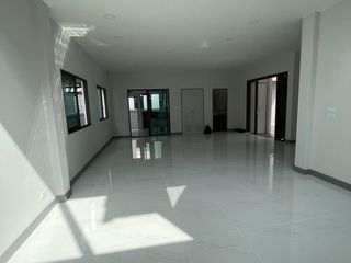 Casa en alquiler de 4 habitaciones en Bang Phli, Samut Prakan