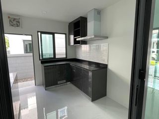 Casa en alquiler de 4 habitaciones en Bang Phli, Samut Prakan