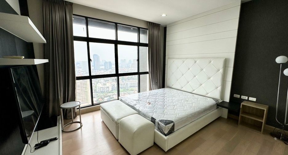 For rent 3 bedrooms condo in Khlong San, Bangkok