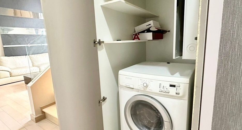 For rent 3 bedrooms condo in Khlong San, Bangkok