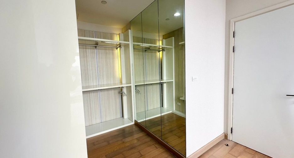 For rent 3 bedrooms condo in Khlong San, Bangkok