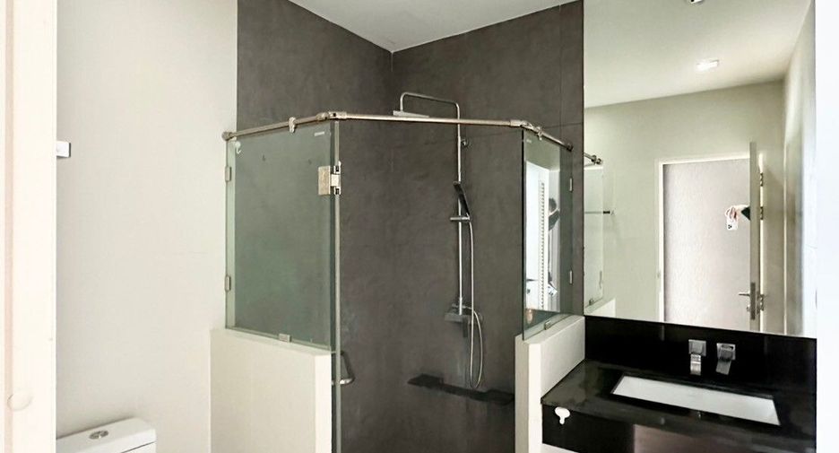 For rent 3 bedrooms condo in Khlong San, Bangkok