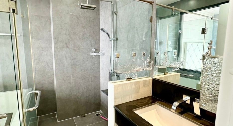 For rent 3 bedrooms condo in Khlong San, Bangkok